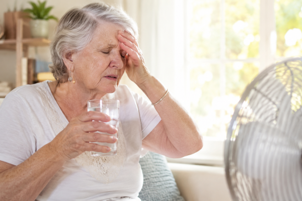 Déshydratation chez la personne âgée en été