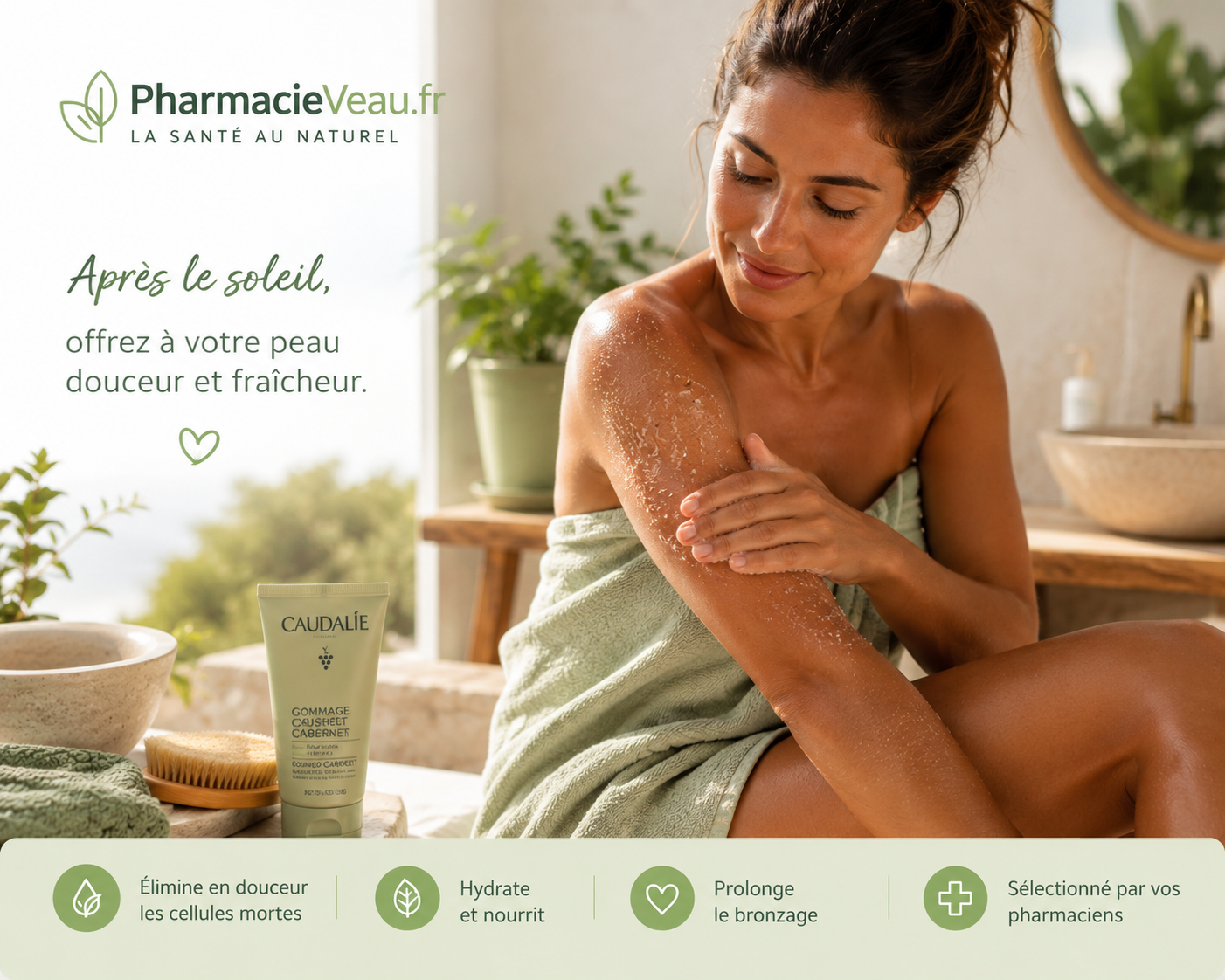 Femme bronzée réalisant un gommage après‑soleil du corps (bras ou jambes), texture douce, ambiance salle de bain ou terrasse d’été.