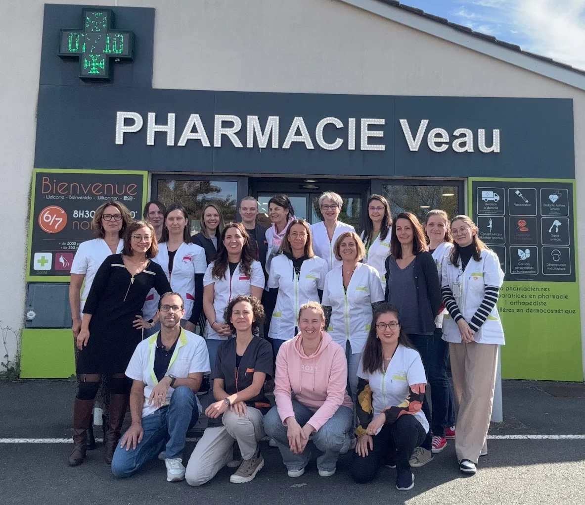 Equipe de la pharmacie veau devant l'officine de Tournus, Saone et Loire, Bourgogne